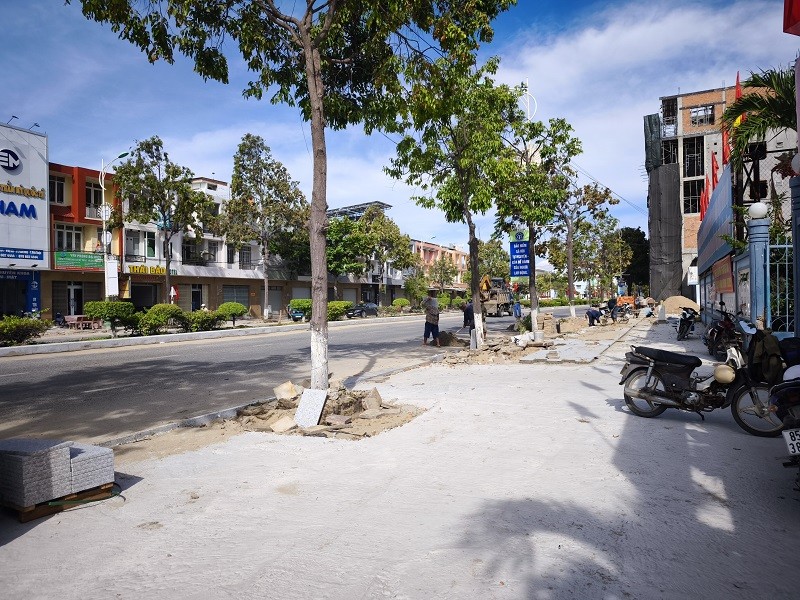 Thi công Dự án Cải tạo vỉa hè đường 16 tháng 4 và các trục đường trung tâm thành phố Phan Rang - Tháp Chàm.