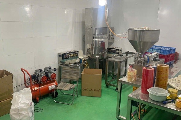 Trang thiết bị để các đối tượng sản xuất mỹ phẩm giả. Trang thiết bị để các đối tượng sản xuất mỹ phẩm giả.