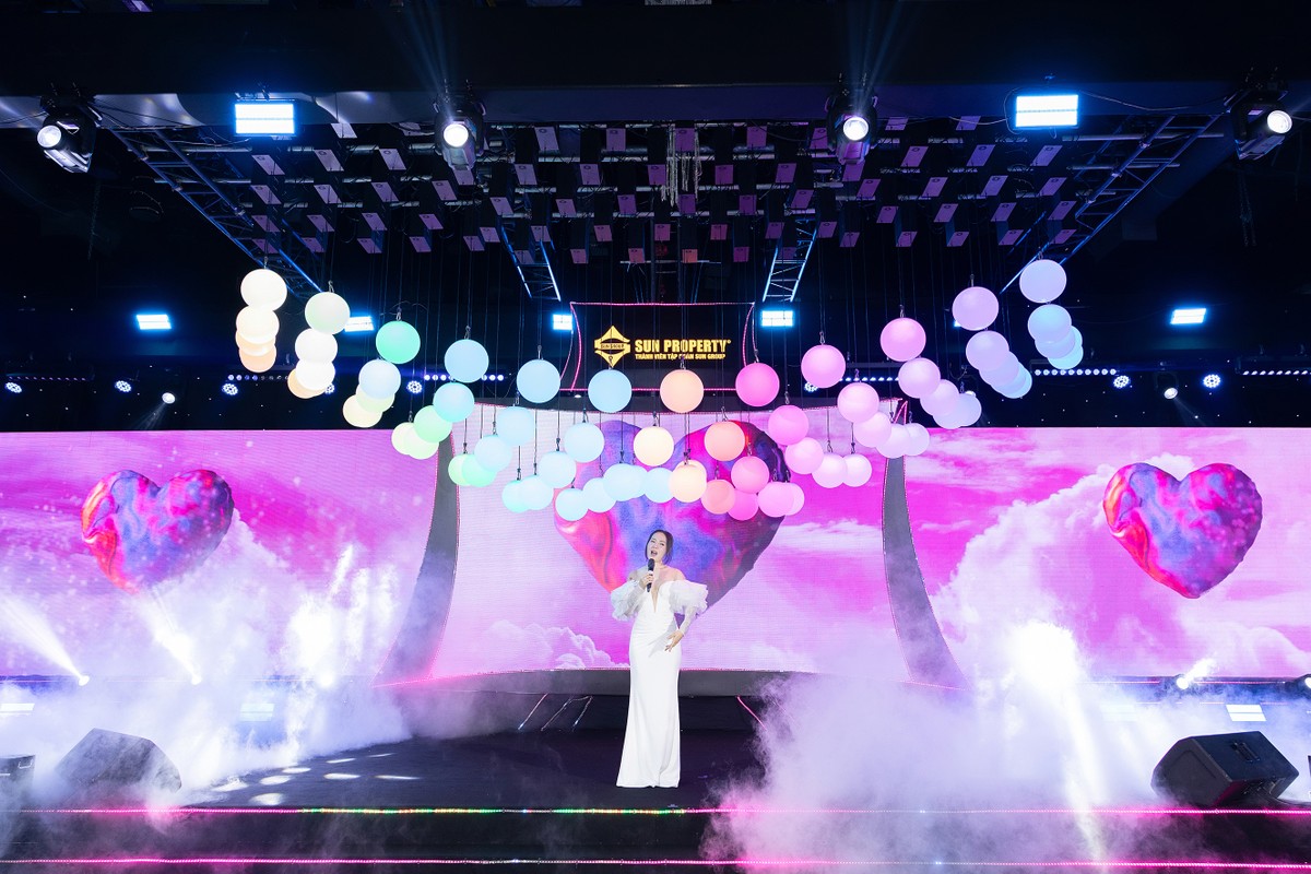 Nghệ sỹ biểu diễn tại sự kiện giới thiệu Blanca City Nghệ sỹ biểu diễn tại sự kiện giới thiệu Blanca City