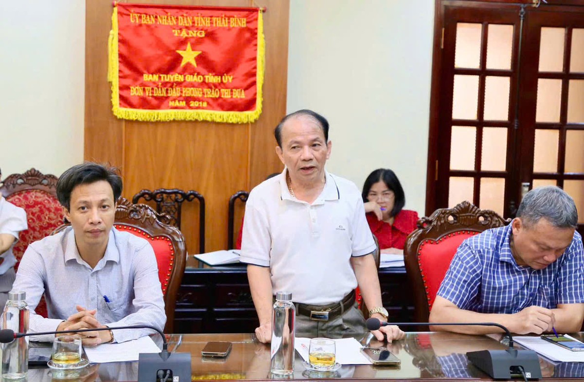 Nhà báo Lã Quý Hưng - phóng viên thường trú Báo Tài chính - Đầu tư tại Thái Bình phát biểu tại hội nghị