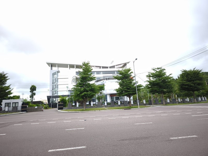 Trụ sở Ban Quản lý Khu kinh tế tỉnh Bình Định hiện nay được bố trí thành trụ sở của phường Quy Nhơn Đông.