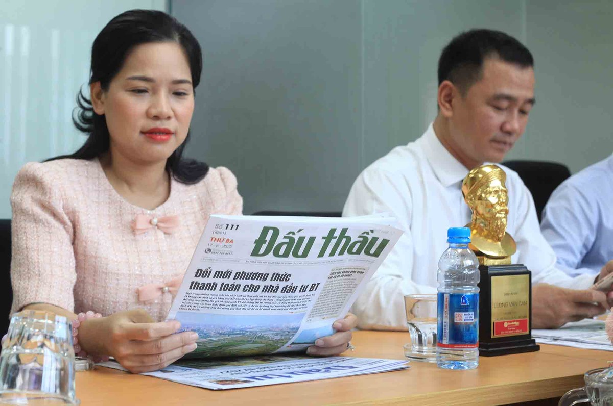 Bà Trần Thị Thu Trang, Tổng giám đốc HOP LUAT- chuyên cung cấp giải pháp thuế cho doanh nghiệp, thành viên đoàn xem thông tin trên ấn phẩm Đấu Thầu.