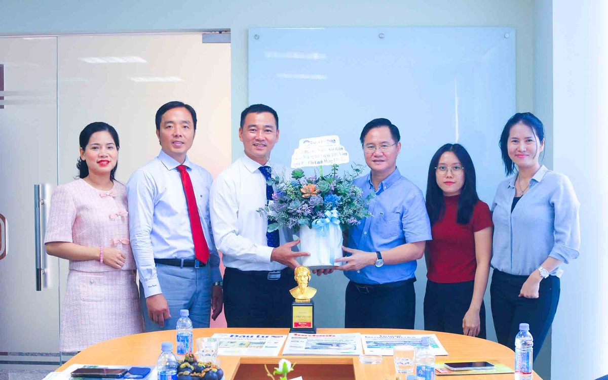 Đoàn công tác Câu lạc bộ Doanh nhân Sài Gòn do ông Lư Nguyễn Xuân Vũ, Chủ nhiệm Câu lạc bộ dẫn đầu đại diện cho 1.200 thành viên đến tặng hoa và chúc mừng Báo Tài chính - Đầu tư tại TP.HCM.