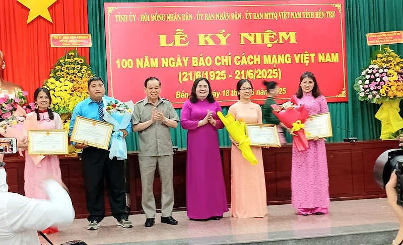 Lãnh đạo tỉnh Bến Tre trao giải Nhất cho các tác giả và nhóm tác giả đạt giải Báo chí Sương Nguyệt Anh năm 2025