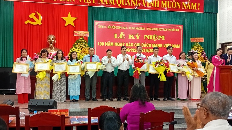 Lãnh đạo tỉnh Bến Tre trao chứng nhận đạt giải cho các tác giả, nhóm tác giả đạt giải Báo chí Xuân 2025