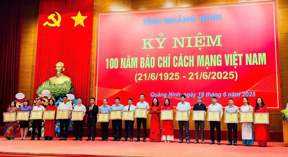 Nhà báo Phạm Thanh Tân, Trưởng Văn phòng đại diện Báo Tài chính - Đầu tư khu vực Đông Bắc, Bộ Tài chính (thứ 5 từ phải sang) vinh dự đón nhận Bằng khen của UBND tỉnh Quảng Ninh Nhà báo Phạm Thanh Tân, Trưởng Văn phòng đại diện Báo Tài chính - Đầu tư khu vực Đông Bắc, Bộ Tài chính (thứ 5 từ phải sang) vinh dự đón nhận Bằng khen của UBND tỉnh Quảng Ninh