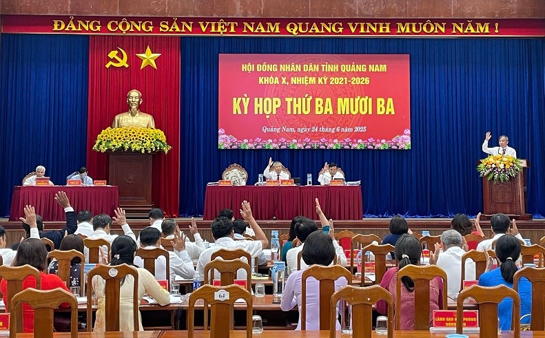 Các đại biểu HĐND tỉnh Quảng Nam thông qua quy hoạch phân khu xây dựng khu dân cư đô thị, dịch vụ, du lịch Tam Hoà - Tam Tiến.