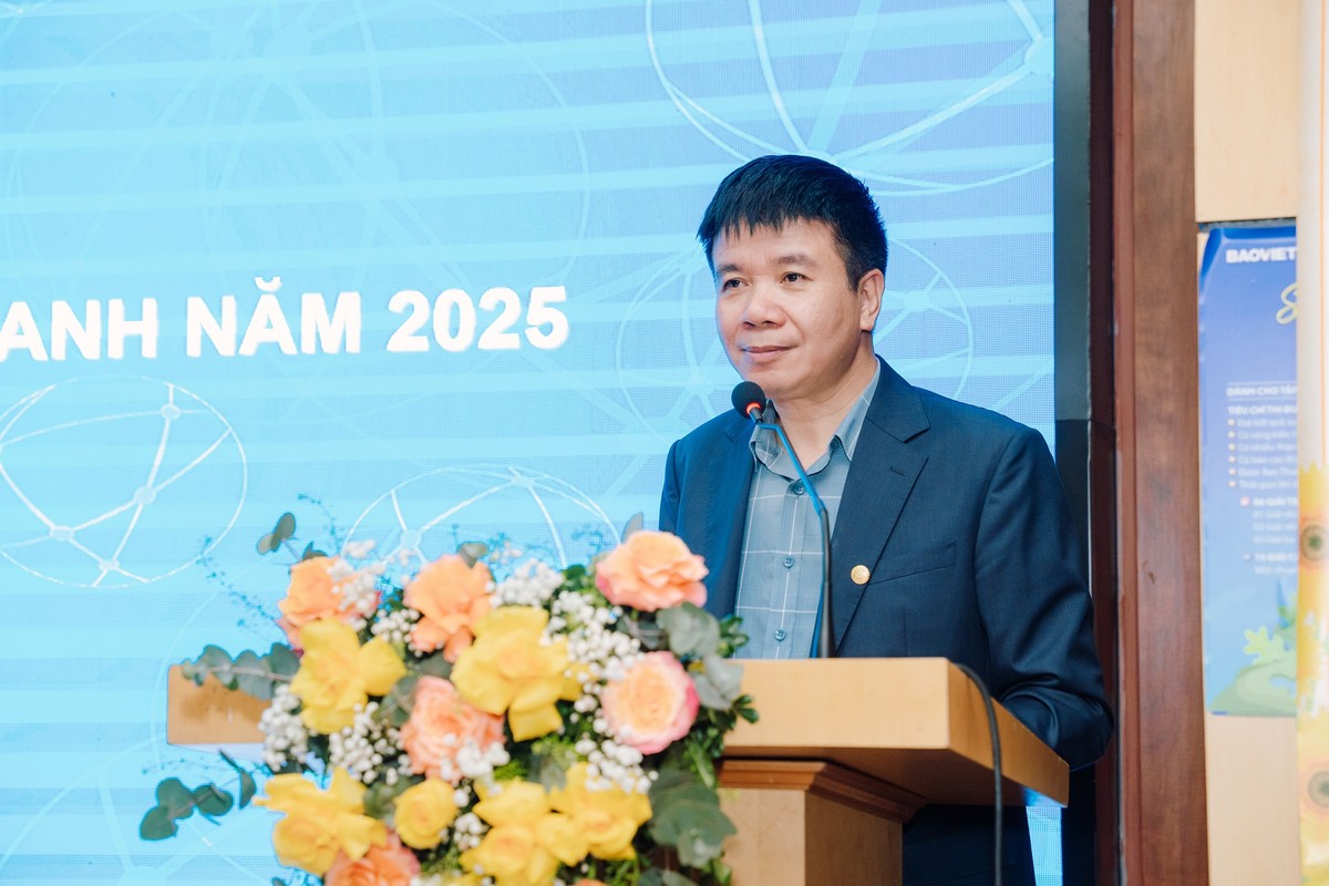 Ông Nhữ Đình Hòa, Tổng giám đốc trình bày báo cáo tại Đại hội.