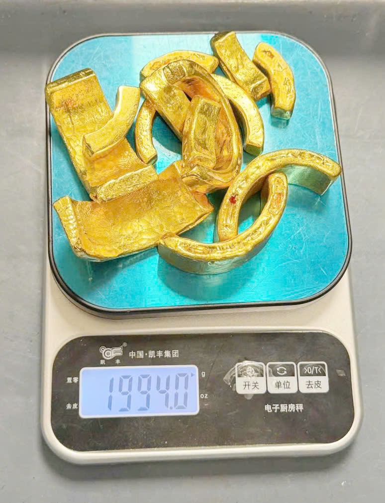 Số kim loại nghi là vàng thu giữ được nặng gần 2kg. Số kim loại nghi là vàng thu giữ được nặng gần 2kg.