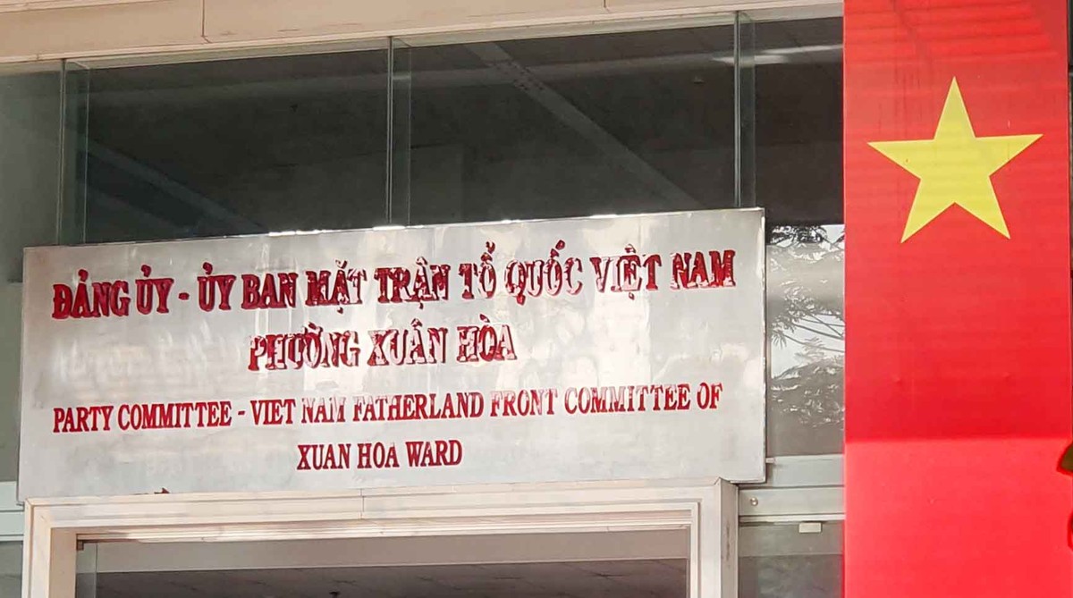 Ghi nhận tại trụ sở UBND quận 3, sắp tới sẽ là trụ sở UBND phường Xuân Hòa, việc đổi bảng tên phường mới để chuẩn bị cho lễ công bố diễn ra vào ngày 30-6.