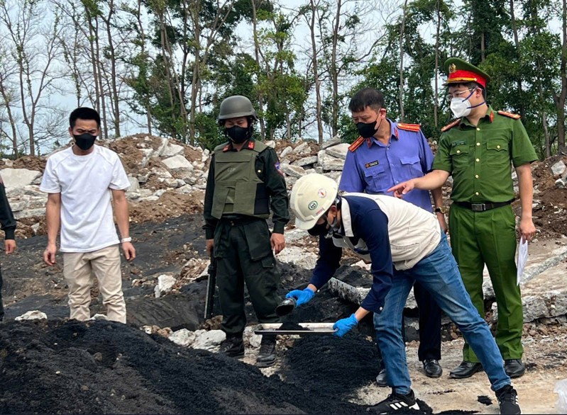 Lực lượng chức năng kiểm tra, khám xét và lấy mẫu tại hiện trường. Ảnh: CAHN