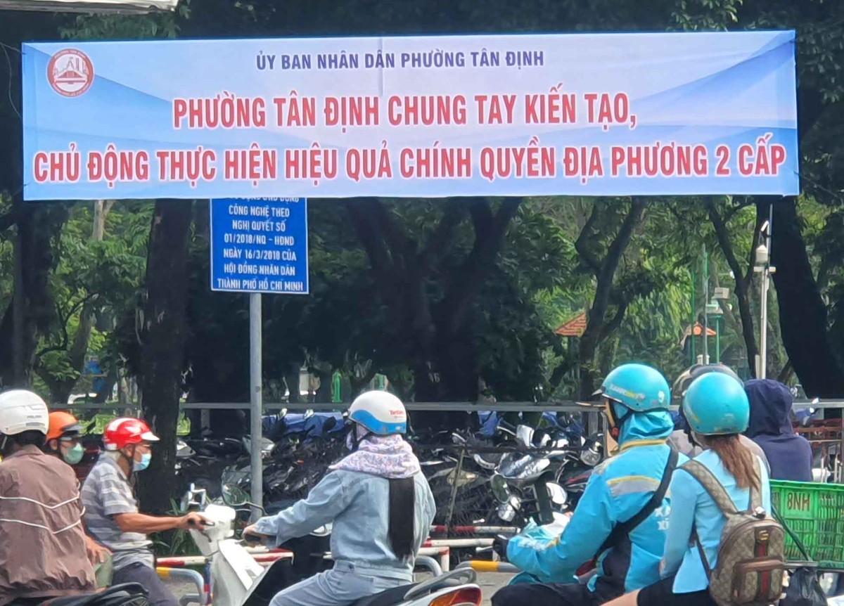 UBND Phường Tân Định treo nhiều băng rôn trên địa bàn.