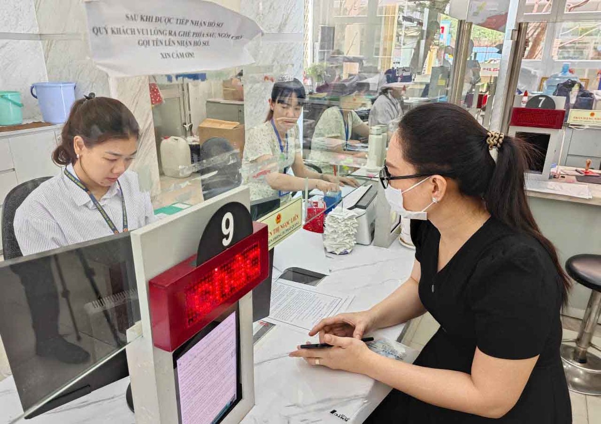 Trong ảnh là các viên chức của phường Sài Gòn đang vận hành thử nghiệm mô hình chính quyền địa phương hai cấp.