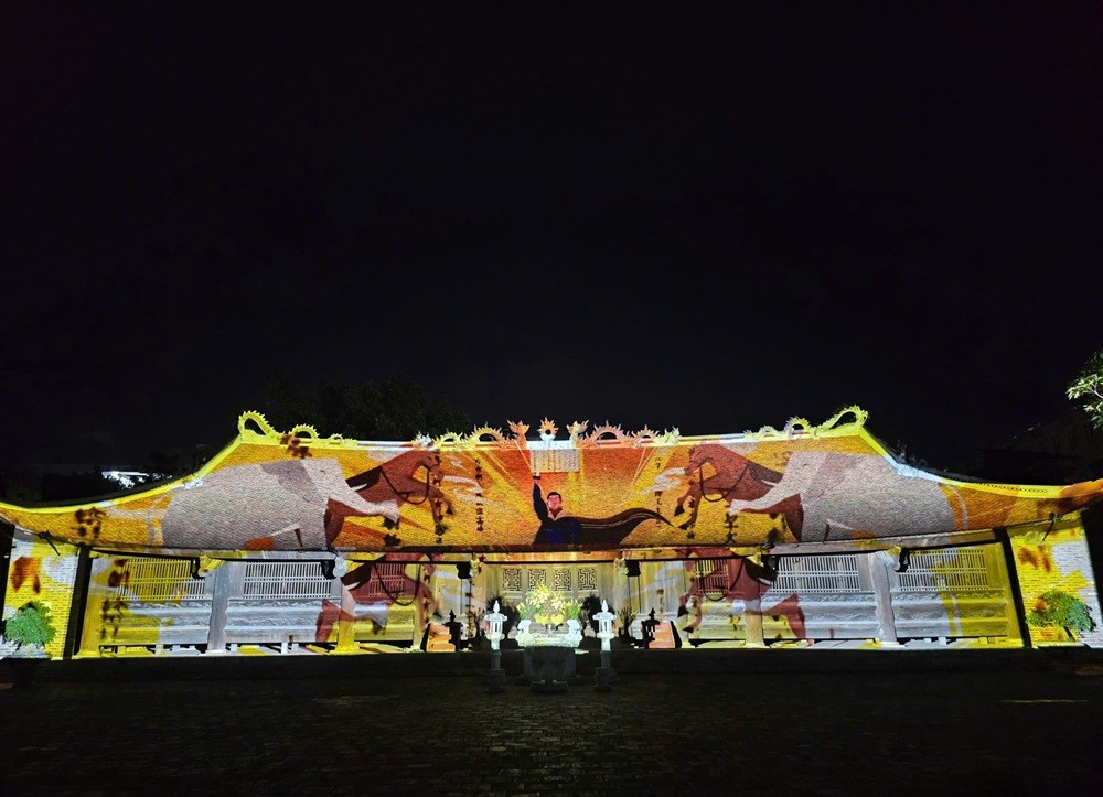 Điểm nhấn của tour là phần trình diễn 3D Mapping với chủ đề “Sóng Bạch Đằng - Hào khí Ngô Quyền”