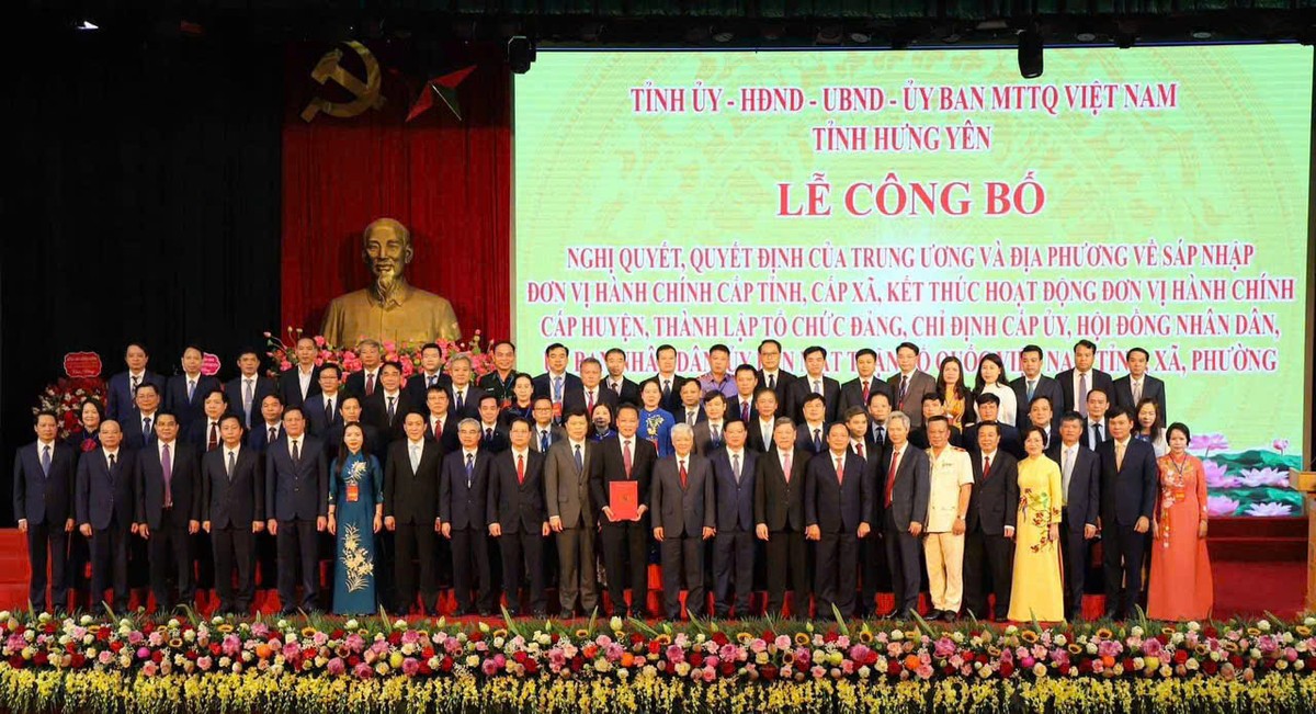 Ông Đỗ Văn Chiến, Ủy viên Bộ Chính trị, Bí thư Trung ương Đảng, Chủ tịch Ủy ban Trung ương MTTQ Việt Nam trao Quyết định của Bộ Chính trị về thành lập Đảng bộ tỉnh Hưng Yên. Ông Đỗ Văn Chiến, Ủy viên Bộ Chính trị, Bí thư Trung ương Đảng, Chủ tịch Ủy ban Trung ương MTTQ Việt Nam trao Quyết định của Bộ Chính trị về thành lập Đảng bộ tỉnh Hưng Yên.