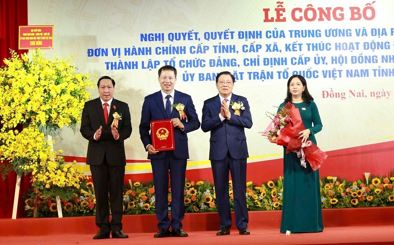 Ông Phan Đình Trạc, Ủy viên Bộ Chính trị, Trưởng Ban Nội chính Trung ương trao quyết định cho ông Vũ Hồng Văn, Bí thư Tỉnh ủy Đồng Nai mới Ông Phan Đình Trạc, Ủy viên Bộ Chính trị, Trưởng Ban Nội chính Trung ương trao quyết định cho ông Vũ Hồng Văn, Bí thư Tỉnh ủy Đồng Nai mới