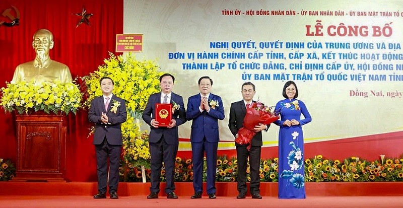 Ông Phan Đình Trạc, Trưởng Ban Nội chính Trung ương trao quyết định cho ông Võ Tấn Đức, Chủ tịch UBND tỉnh Đồng Nai mới Ông Phan Đình Trạc, Trưởng Ban Nội chính Trung ương trao quyết định cho ông Võ Tấn Đức, Chủ tịch UBND tỉnh Đồng Nai mới