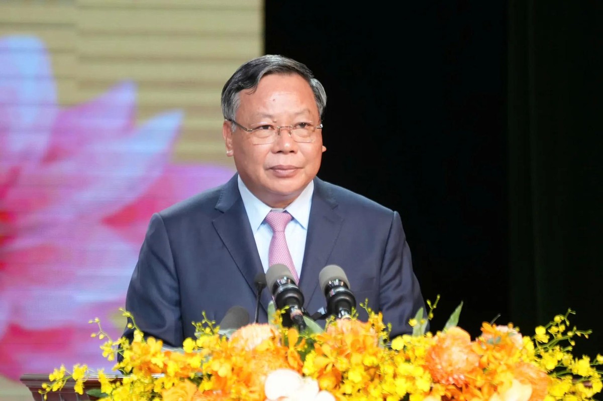 Phó Bí thư Thường trực Thành uỷ Nguyễn Văn Phong công bố Nghị quyết.