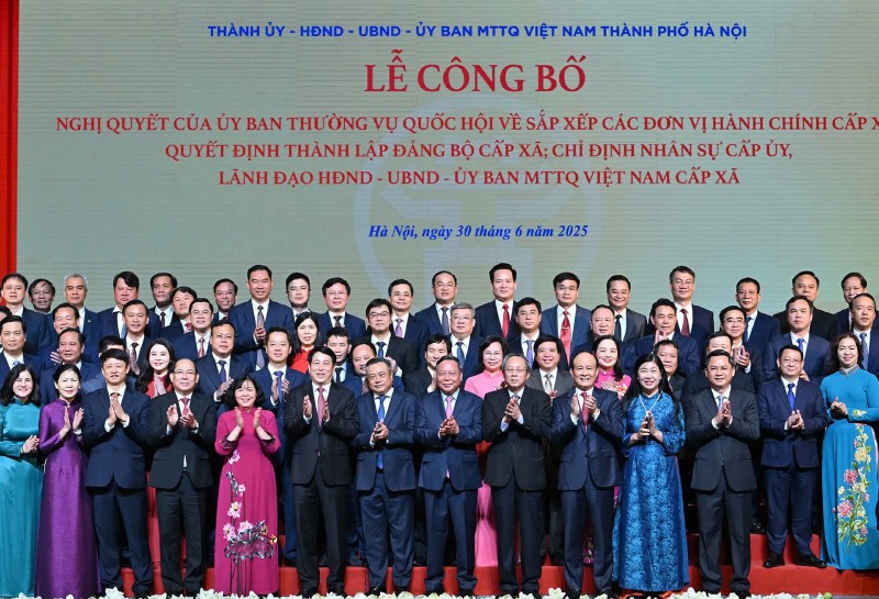 Chủ tịch nước Lương Cường, Bí thư Thành uỷ Hà Nội Bùi Thị Minh Hoài và các đồng chí lãnh đạo Trung ương, Thành phố chụp ảnh với các cán bộ chủ chốt của xã, phường mới tại Hà Nội.
