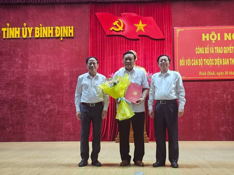 Lãnh đạo tỉnh Bình Định trao quyết định nghỉ hưu cho ông Lê Kim Toàn.