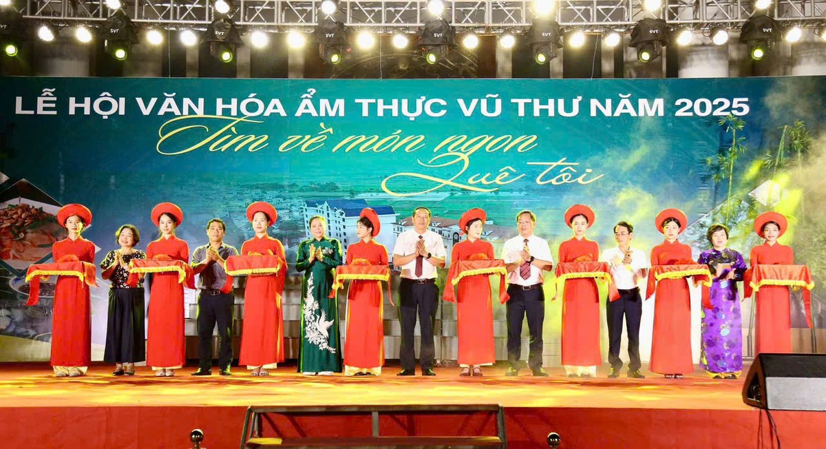 Các đại biểu cắt băng khai mạc Lễ hội văn hóa ẩm thực Vũ Thư năm 2025