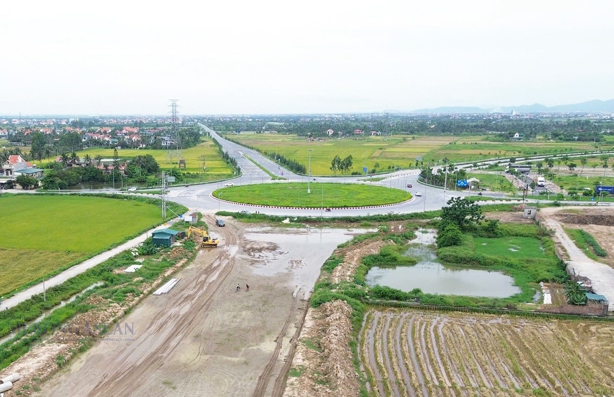 Dự án xây dựng tuyến đường trục Đông - Tây đang được triển khai theo hai giai đoạn ưu tiên. Dự án xây dựng tuyến đường trục Đông - Tây đang được triển khai theo hai giai đoạn ưu tiên.