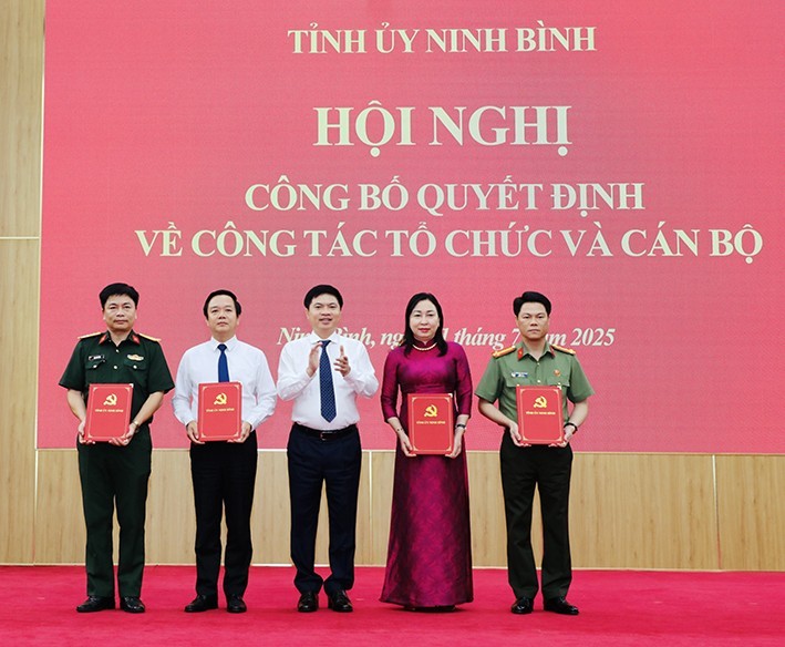 Bí thư Tỉnh ủy Ninh Bình trao Quyết định thành lập 4 Đảng bộ trực thuộc. Bí thư Tỉnh ủy Ninh Bình trao Quyết định thành lập 4 Đảng bộ trực thuộc.