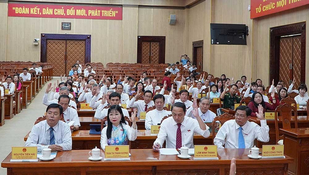 Đại biểu HĐND tỉnh An Giang biểu quyết thông qua các Nghị quyết. Đại biểu HĐND tỉnh An Giang biểu quyết thông qua các Nghị quyết.