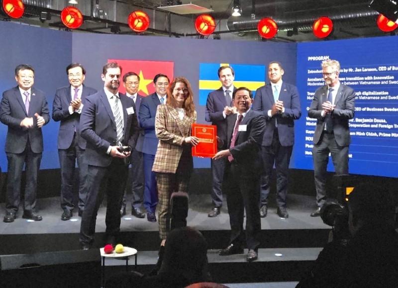 Bình Định trao chứng nhận đăng ký đầu tư cho dự án 1 tỷ USD của Tập đoàn SYRE (Thụy Điển). Bình Định trao chứng nhận đăng ký đầu tư cho dự án 1 tỷ USD của Tập đoàn SYRE (Thụy Điển).