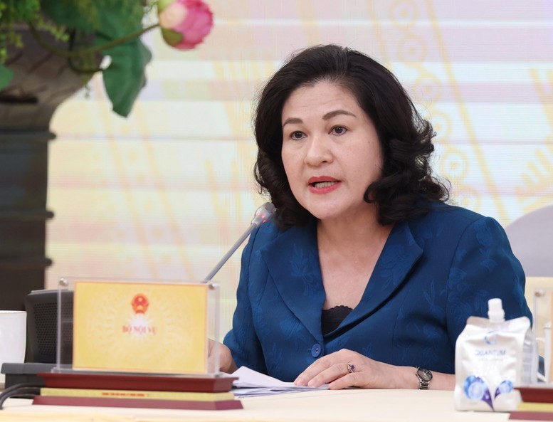 Thứ trưởng Bộ Nội vụ Nguyễn Thị Hà tại buổi họp báo. (Ảnh: VGP).