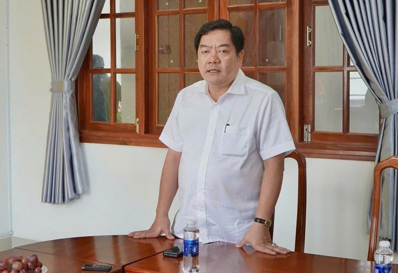 Bí thư xã Châu Thành Lâm Minh Công báo cáo về tình hình tổ chức vận hành chính quyền hai cấp của xã.