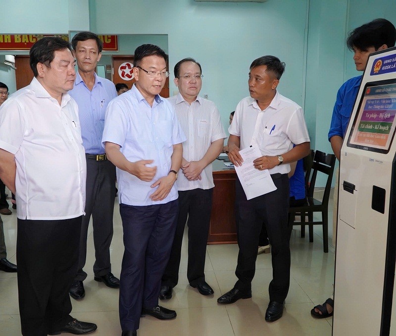 Phó thủ tướng Lê Thành Long trao đổi với cán bộ, đảng viên xã Châu Thành về công tác phục vụ người dân.