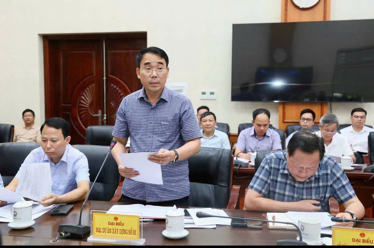 Đại diện Ban Quản lý dự án đầu tư xây dựng số 01 báo cáo tại cuộc họp.