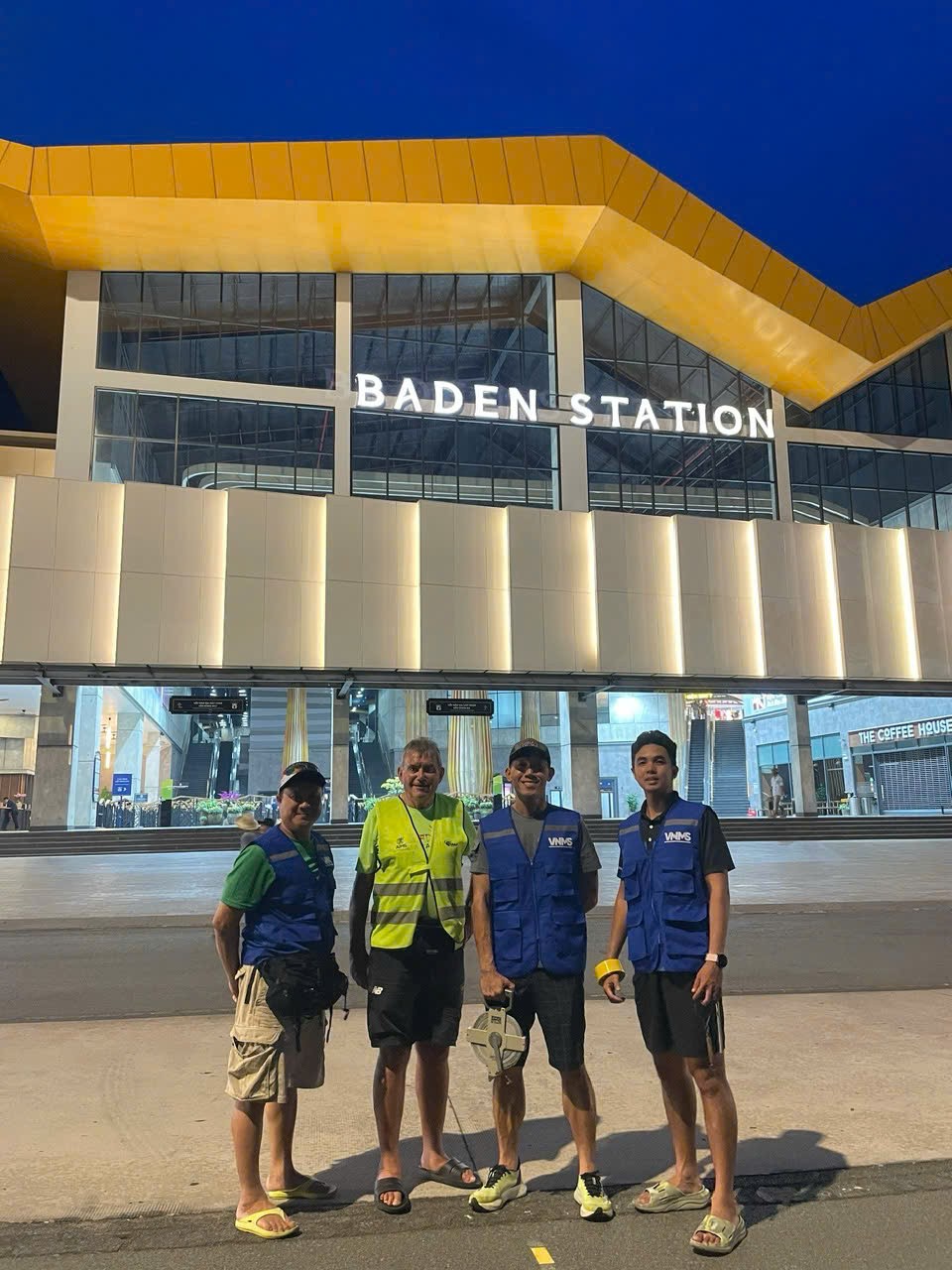 Các chuyên gia thực hiện đo đường chạy đạt chuẩn quốc tế AIMS tại chân núi Bà Đen. Ảnh: Nexus Các chuyên gia thực hiện đo đường chạy đạt chuẩn quốc tế AIMS tại chân núi Bà Đen. Ảnh: Nexus