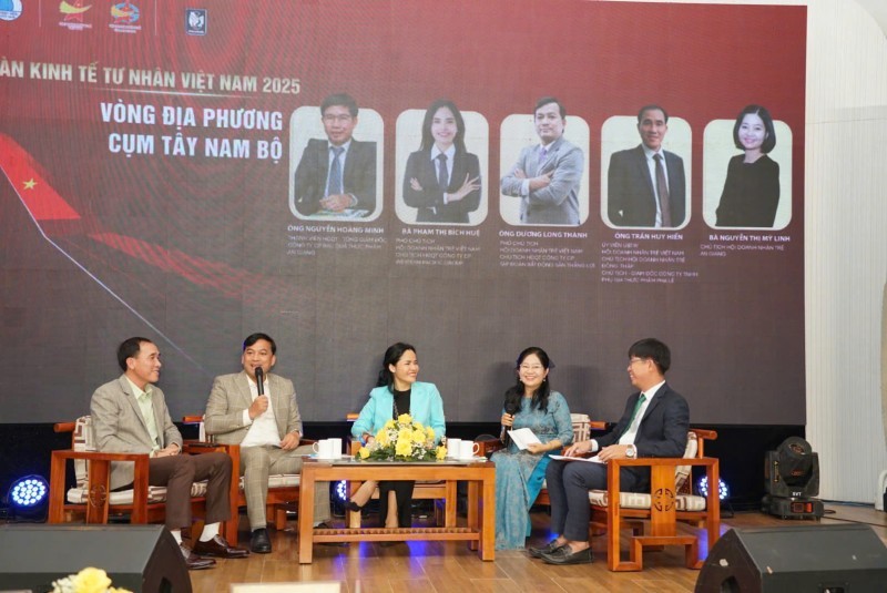 Các doanh nhân chia sẻ tại Phiên đối thoại Diễn đàn kinh tế tư nhân 2025 tại An Giang. Các doanh nhân chia sẻ tại Phiên đối thoại Diễn đàn kinh tế tư nhân 2025 tại An Giang.