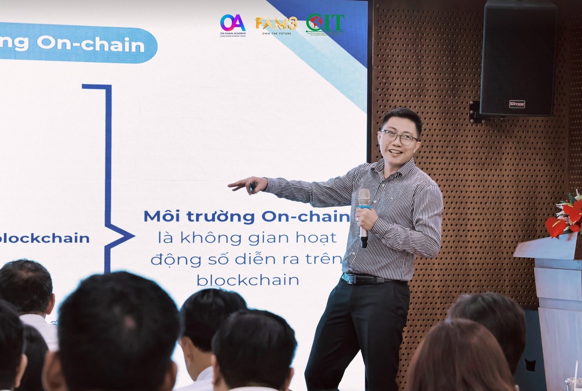 TS. Tony Trần, Giám đốc Nghiên cứu kinh tế on-chain tại Onchain Academy (OA) chia sẻ tại workshop.