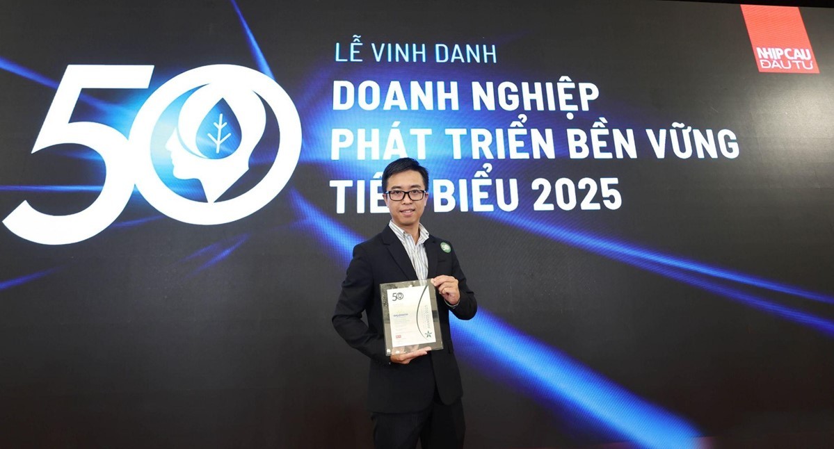Ông Nguyễn Quốc Huy, Phó Trưởng Phòng Truyền Thông và Thương Hiệu của Imexpharm, đại diện công ty nhận kỷ niệm chương CSA 2025. Ảnh: Imexpharm Ông Nguyễn Quốc Huy, Phó Trưởng Phòng Truyền Thông và Thương Hiệu của Imexpharm, đại diện công ty nhận kỷ niệm chương CSA 2025. Ảnh: Imexpharm