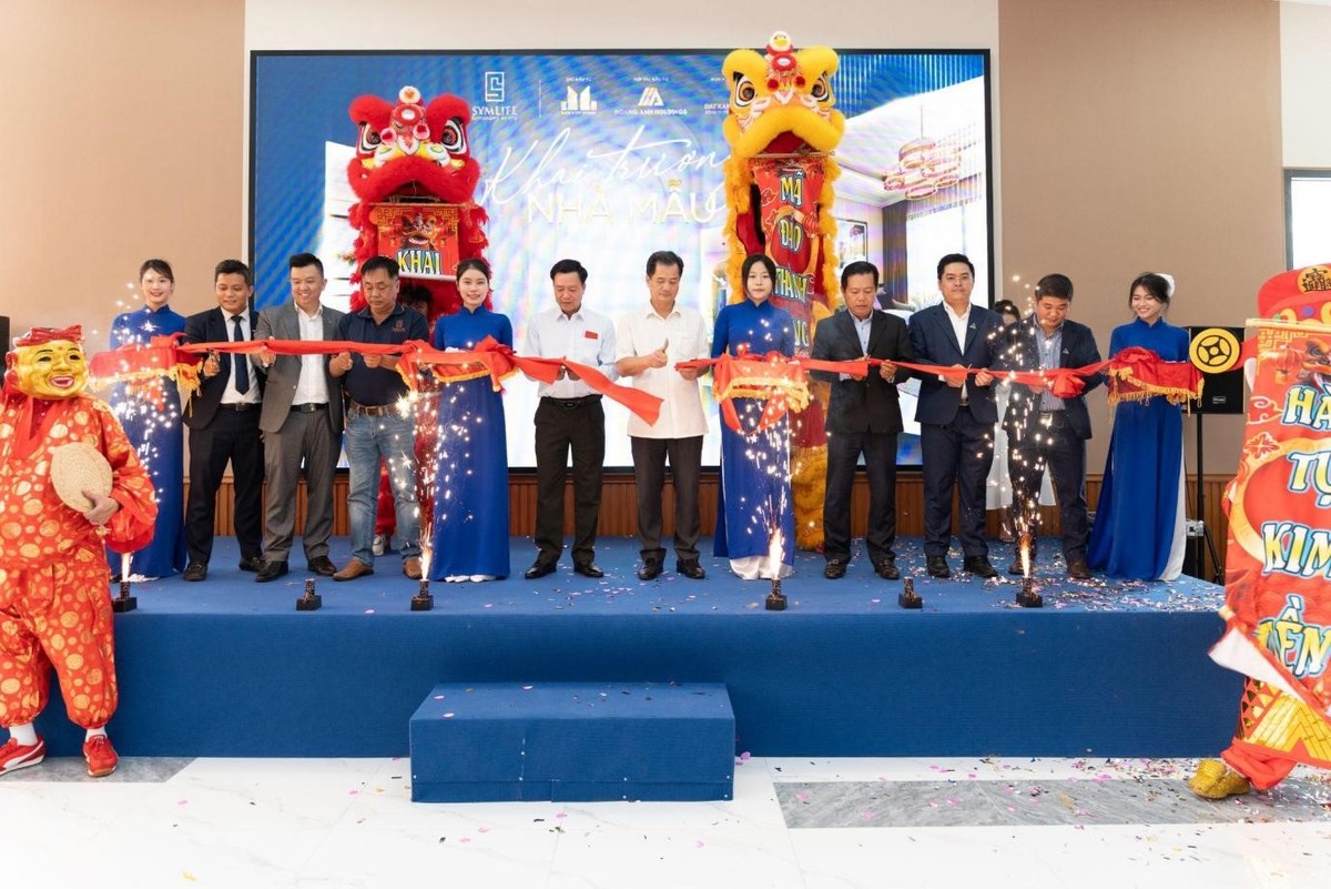 Ông Nguyễn văn Đính - Chủ tịch Hội Môi giới bất động sản Việt Nam, cùng với đại diện chủ đầu tư, đơn vị hợp tác đầu tư, đơn vị triển khai dự án, đơn vị phân phối chính thức cắt băng khai trương nhà mẫu căn hộ Symlife. Ông Nguyễn văn Đính - Chủ tịch Hội Môi giới bất động sản Việt Nam, cùng với đại diện chủ đầu tư, đơn vị hợp tác đầu tư, đơn vị triển khai dự án, đơn vị phân phối chính thức cắt băng khai trương nhà mẫu căn hộ Symlife.