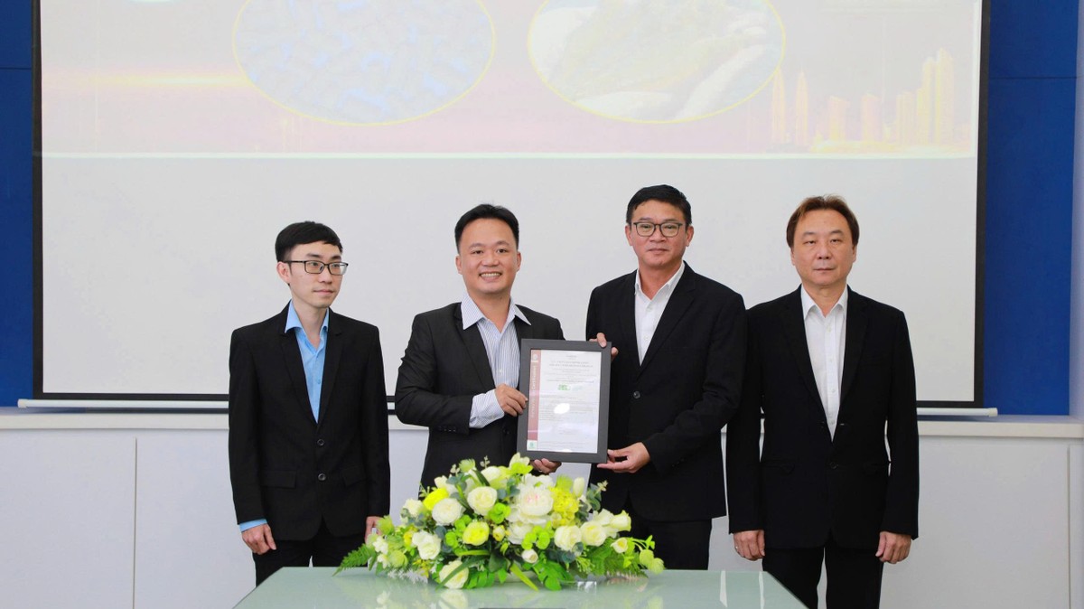 Đại diện Bureau Veritas Việt Nam (thứ 2 từ trái sang) trao chứng nhận ASC Feed cho Nhà máy Sản xuất Thức ăn thủy sản C.P Bến Tre. Đại diện Bureau Veritas Việt Nam (thứ 2 từ trái sang) trao chứng nhận ASC Feed cho Nhà máy Sản xuất Thức ăn thủy sản C.P Bến Tre.