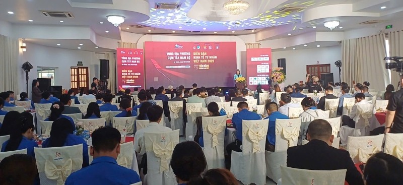 Bà Phạm Thị Bích Huệ, Phó chủ tịch Hội Doanh nhân trẻ Việt Nam chia sẻ tại Tọa đàm khu vực Tây Nam Bộ, An Giang. Bà Phạm Thị Bích Huệ, Phó chủ tịch Hội Doanh nhân trẻ Việt Nam chia sẻ tại Tọa đàm khu vực Tây Nam Bộ, An Giang.