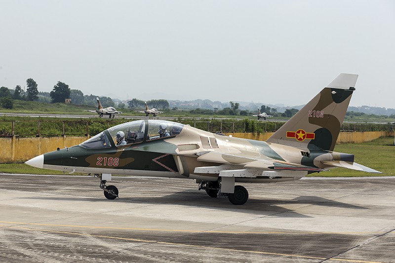 8 máy bay Yak-130 của Trung đoàn 940 đã có mặt tại sân bay Kép vào cuối tháng 7/2025. Trong đó 6 chiếc sẽ liên tục luyện tập cho nhiệm vụ A80, hai chiếc còn lại sẽ đóng vai trò máy bay dự phòng. 8 máy bay Yak-130 của Trung đoàn 940 đã có mặt tại sân bay Kép vào cuối tháng 7/2025. Trong đó 6 chiếc sẽ liên tục luyện tập cho nhiệm vụ A80, hai chiếc còn lại sẽ đóng vai trò máy bay dự phòng.