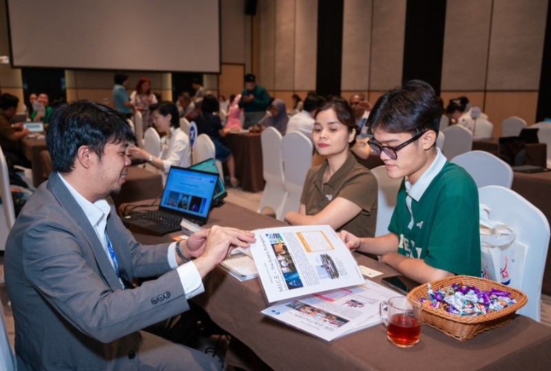 Các doanh nghiệp du lịch hai nước trao đổi thông tin tại “Lễ hội Du lịch, Nghệ thuật, Văn hóa và Ẩm thực Malaysia 2025”. Các doanh nghiệp du lịch hai nước trao đổi thông tin tại “Lễ hội Du lịch, Nghệ thuật, Văn hóa và Ẩm thực Malaysia 2025”.