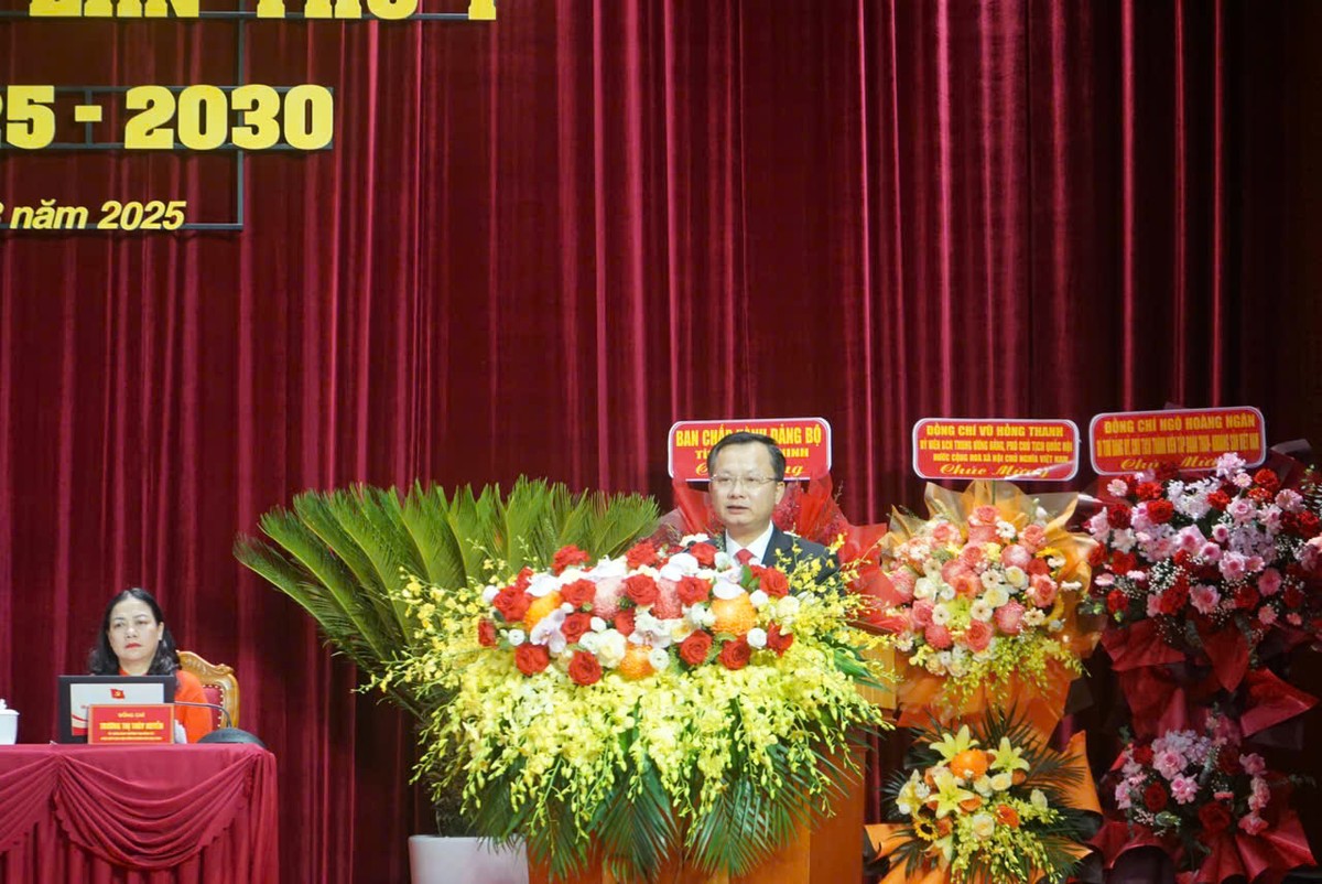 Ông Cao Tường Huy, Bí thư Đảng ủy đặc khu Vân Đồn phát biểu khai mạc Đại hội.