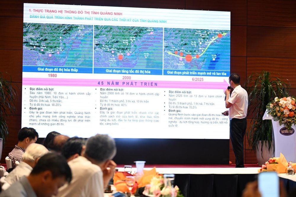 Ông Nguyễn Văn Lâm, Phó tổng giám đốc Công ty cổ phần Tập đoàn Sgroup Việt Nam trình bày phương án tổ chức không gian, hệ thống đô thị của Quảng Ninh khi thực hiện chính quyền 2 cấp