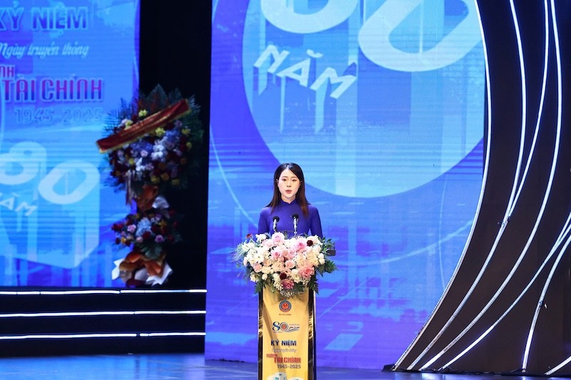 Đồng chí Nguyễn Thị Cẩm Tú, Vụ Pháp chế (Bộ Tài chính) thay mặt thế hệ trẻ ngành Tài chính cam kết tiếp tục giữ lửa, tiếp nối và phát huy truyền thống vẻ vang của Ngành.