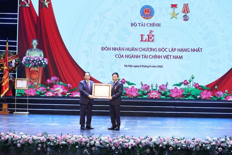 Thủ tướng Chính phủ Phạm Minh Chính trao Huân chương Lao động hạng Nhất cho Bộ trưởng Bộ Tài chính Nguyễn Văn Thắng.