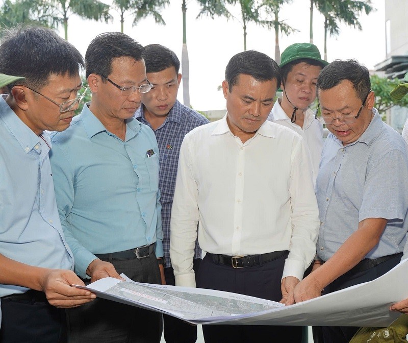 Phó chủ tịch UBND TP.HCM Bùi Xuân Cường khảo sát thực tế Dự án cải tạo bờ Bắc kênh Đôi - Ảnh: H.Q Phó chủ tịch UBND TP.HCM Bùi Xuân Cường khảo sát thực tế Dự án cải tạo bờ Bắc kênh Đôi - Ảnh: H.Q