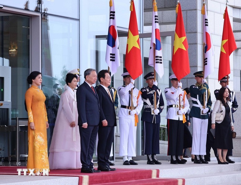 Thể hiện sự coi trọng chuyến thăm của Tổng Bí thư Tô Lâm và Phu nhân cùng Đoàn đại biểu cấp cao Việt Nam, Hàn Quốc cử quân nhạc chào mừng và bắn 21 loạt đại bác - Ảnh: TTVXN