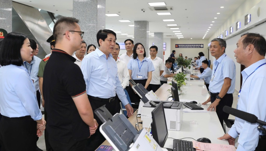 Chủ tịch nước Lương Cường thăm Trung tâm Phục vụ hành chính công tỉnh, kỳ vọng sự đột phá về cải cách hành chính của Quảng Ninh trong chặng đường tới. Ảnh: QMG