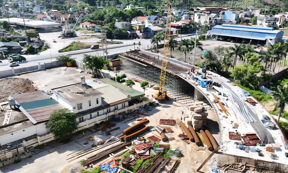 Thi công cầu vượt nút giao Quốc lộ 18. Ảnh: Đỗ Phương